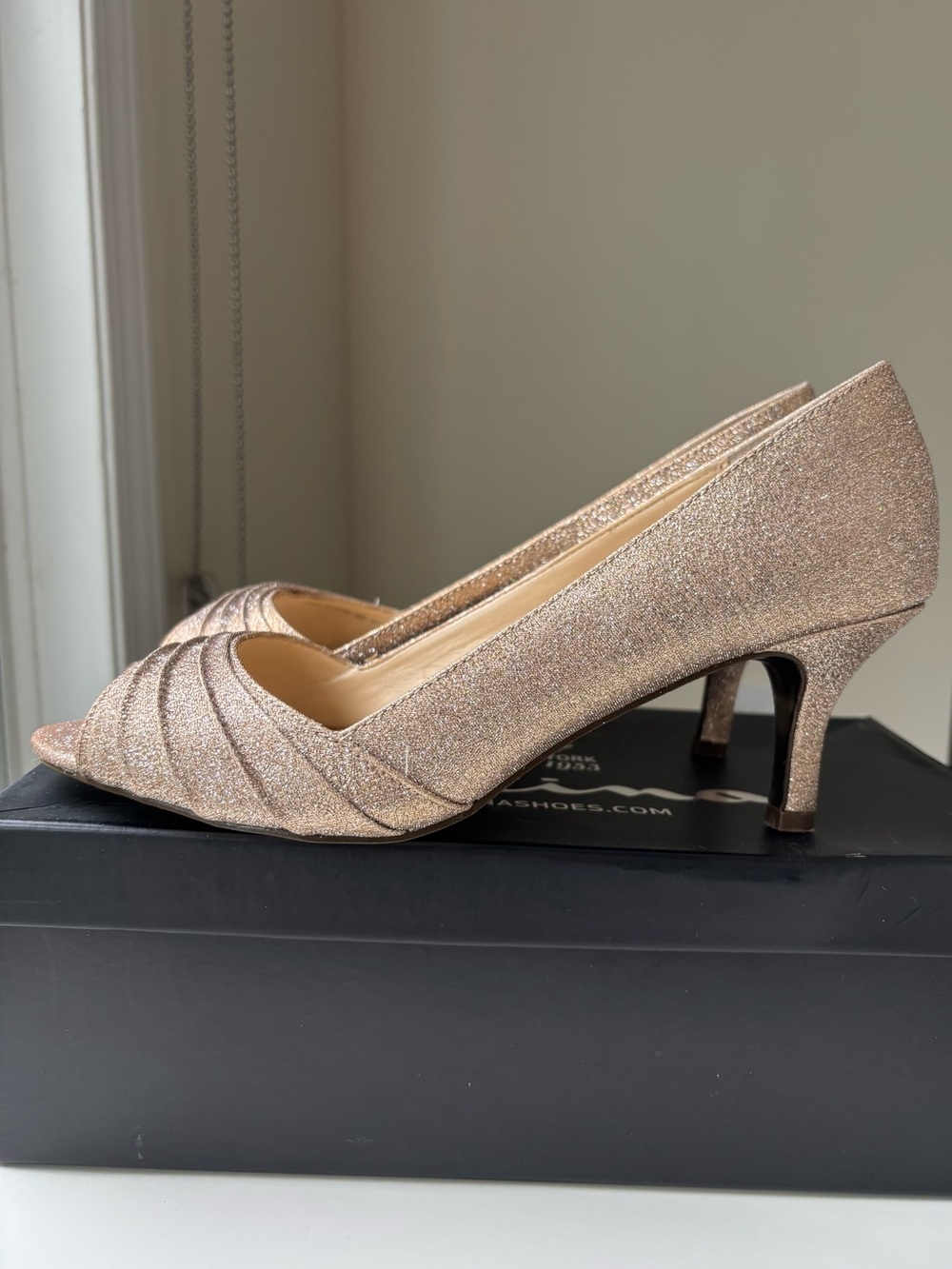 NINA Women’s Carolyn open to pumps, Taupe, 8M